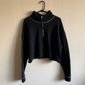 Black & blue Crop sweater with zipper.